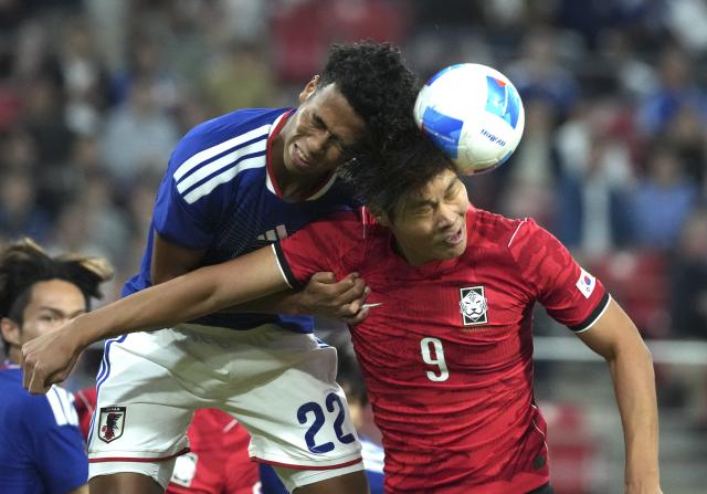 (261003) -- TOYOTA, Oct. 3, 2026 (Xinhua) -- Lee Youngjun (R) of South Korea and Okabe Tariqkanihayato fight for a header during the men's final match of football between South Korea and Japan at 20th Asian Games Aichi-Nagoya 2026 in Toyota of Aichi Prefecture, Japan, Oct. 3, 2026. (Xinhua/Lui Siu Wai)