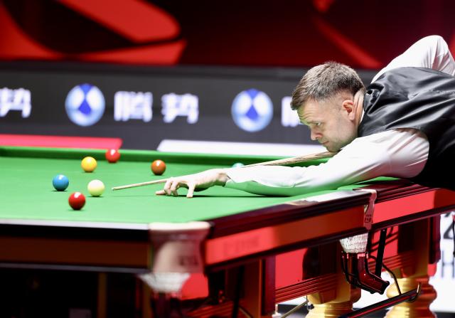 (261003) -- SHENZHEN, Oct. 3, 2026 (Xinhua) -- Jimmy Robertson of England competes during the semifinal against Yuan Sijun of China at World Snooker Tour Shenzhen Open 2026 in Shenzhen, south China's Guangdong Province, Oct. 3, 2026. (Xinhua/Lu Hanxin)