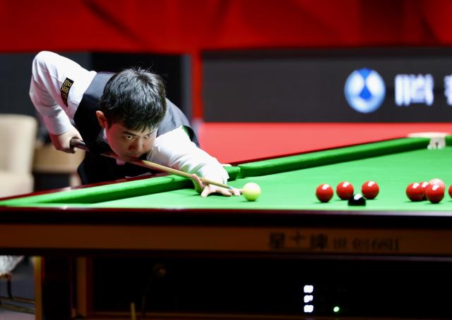 (261003) -- SHENZHEN, Oct. 3, 2026 (Xinhua) -- Yuan Sijun of China competes during the semifinal against Jimmy Robertson of England at World Snooker Tour Shenzhen Open 2026 in Shenzhen, south China's Guangdong Province, Oct. 3, 2026. (Xinhua/Lu Hanxin)