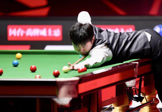 (261003) -- SHENZHEN, Oct. 3, 2026 (Xinhua) -- Yuan Sijun of China competes during the semifinal against Jimmy Robertson of England at World Snooker Tour Shenzhen Open 2026 in Shenzhen, south China's Guangdong Province, Oct. 3, 2026. (Xinhua/Lu Hanxin)