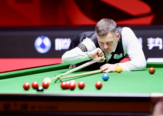 (261003) -- SHENZHEN, Oct. 3, 2026 (Xinhua) -- Jimmy Robertson of England competes during the semifinal against Yuan Sijun of China at World Snooker Tour Shenzhen Open 2026 in Shenzhen, south China's Guangdong Province, Oct. 3, 2026. (Xinhua/Lu Hanxin)