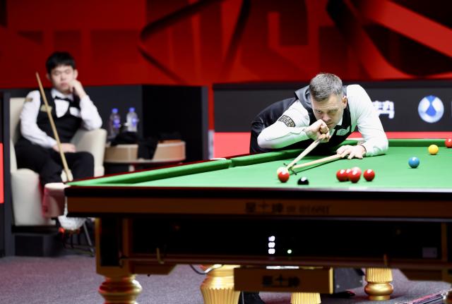 (261003) -- SHENZHEN, Oct. 3, 2026 (Xinhua) -- Jimmy Robertson of England competes during the semifinal against Yuan Sijun of China at World Snooker Tour Shenzhen Open 2026 in Shenzhen, south China's Guangdong Province, Oct. 3, 2026. (Xinhua/Lu Hanxin)