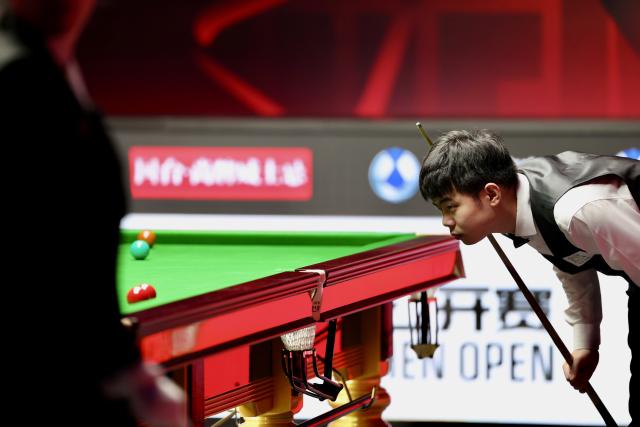 (261003) -- SHENZHEN, Oct. 3, 2026 (Xinhua) -- Yuan Sijun of China looks on during the semifinal against Jimmy Robertson of England at World Snooker Tour Shenzhen Open 2026 in Shenzhen, south China's Guangdong Province, Oct. 3, 2026. (Xinhua/Lu Hanxin)