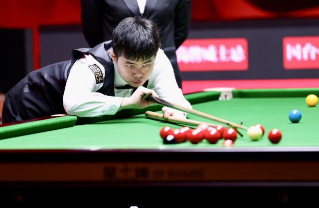 (261003) -- SHENZHEN, Oct. 3, 2026 (Xinhua) -- Yuan Sijun of China competes during the semifinal against Jimmy Robertson of England at World Snooker Tour Shenzhen Open 2026 in Shenzhen, south China's Guangdong Province, Oct. 3, 2026. (Xinhua/Lu Hanxin)