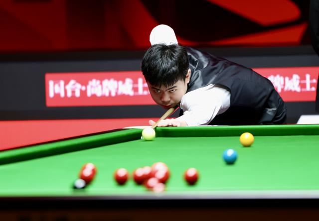 (261003) -- SHENZHEN, Oct. 3, 2026 (Xinhua) -- Yuan Sijun of China competes during the semifinal against Jimmy Robertson of England at World Snooker Tour Shenzhen Open 2026 in Shenzhen, south China's Guangdong Province, Oct. 3, 2026. (Xinhua/Lu Hanxin)