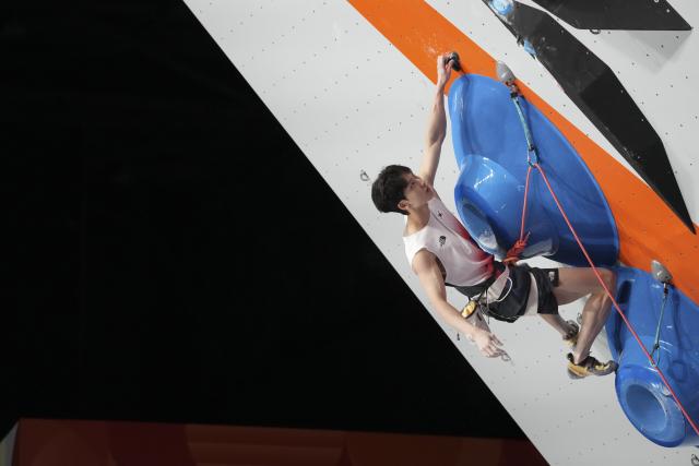 (261003) -- NAGOYA, Oct. 3, 2026 (Xinhua) -- Lee Dohyun of South Korea competes during the men's lead final of sport climbing at 20th Asian Games Aichi-Nagoya 2026 in Nagoya, Japan, Oct. 3, 2026. (Xinhua/Zhou Mi)
