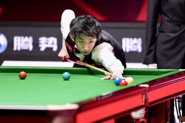 (261003) -- SHENZHEN, Oct. 3, 2026 (Xinhua) -- Wu Yize of China competes during the semifinal against Judd Trump of England at World Snooker Tour Shenzhen Open 2026 in Shenzhen, south China's Guangdong Province, Oct. 3, 2026. (Xinhua/Lu Hanxin)