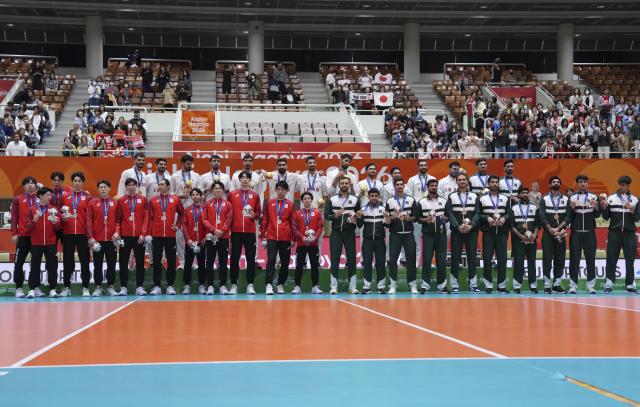 (261003) -- OKAZAKI, Oct. 3, 2026 (Xinhua) -- Gold medalist team Iran, silver medalist team Japan and bronze medalist team Pakistan pose for photos during the awarding ceremony for the men's volleyball event at the 20th Asian Games Aichi-Nagoya 2026 in Okazaki of Aichi Prefecture, Japan, Oct. 3, 2026. (Xinhua/Jia Yuchen)