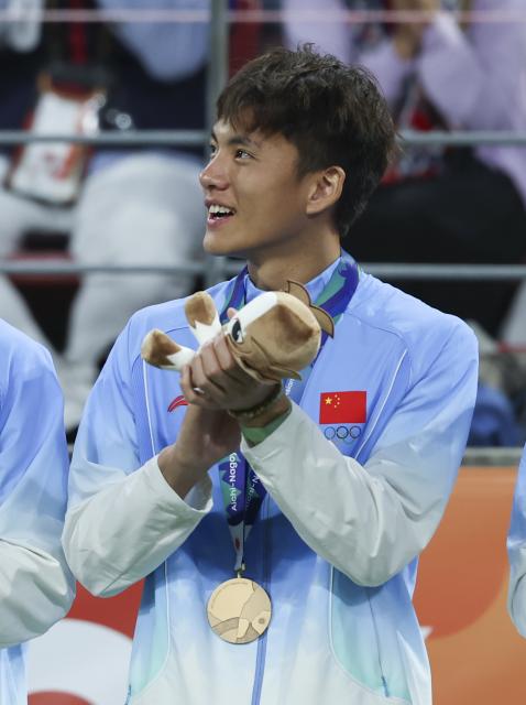 (261003) -- TOYOTA, Oct. 3, 2026 (Xinhua) -- Bronze medalist Li Hao of China reacts during the awarding ceremony for men's football at 20th Asian Games Aichi-Nagoya 2026 in Toyota of Aichi Prefecture, Japan, Oct. 3, 2026. (Xinhua/Jia Haocheng)