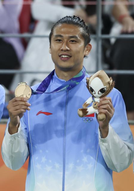 (261003) -- TOYOTA, Oct. 3, 2026 (Xinhua) -- Bronze medalist Zhang Yuning of China poses for photos during the awarding ceremony for men's football at 20th Asian Games Aichi-Nagoya 2026 in Toyota of Aichi Prefecture, Japan, Oct. 3, 2026. (Xinhua/Jia Haocheng)