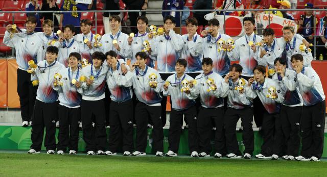 (261003) -- TOYOTA, Oct. 3, 2026 (Xinhua) -- Gold medalist team South Korea pose for photos during the awarding ceremony for men's football at 20th Asian Games Aichi-Nagoya 2026 in Toyota of Aichi Prefecture, Japan, Oct. 3, 2026. (Xinhua/Jia Haocheng)
