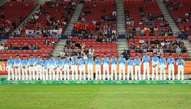 (261003) -- TOYOTA, Oct. 3, 2026 (Xinhua) -- Bronze medalist team China pose for photos during the awarding ceremony for men's football at 20th Asian Games Aichi-Nagoya 2026 in Toyota of Aichi Prefecture, Japan, Oct. 3, 2026. (Xinhua/Jia Haocheng)