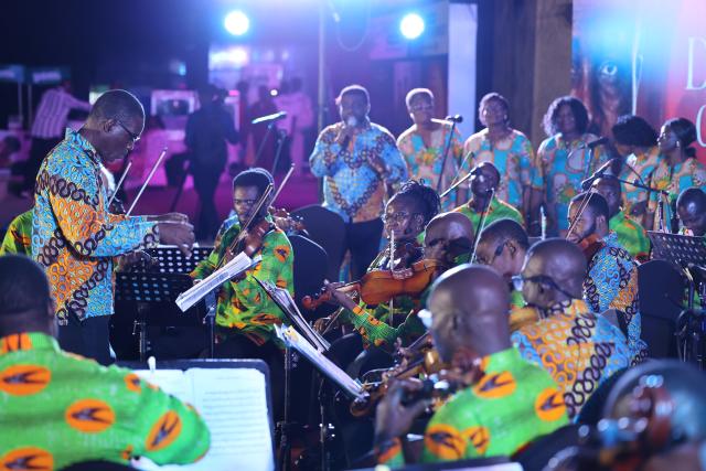(261003) -- ACCRA, Oct. 3, 2026 (Xinhua) -- Ghana's National Symphony Orchestra performs during the celebration of 2026 Theater Festival in Accra, Ghana, Oct. 1, 2026.
  On Thursday night, the performance of Ghana's National Symphony Orchestra wowed audience who converged at the forecourt of the National Theater, built for the West African nation from 1990 to 1992 under a China Aid project. 
  TO GO WITH "Ghana National Symphony Orchestra dazzles audience to mark 2026 Theater Festival" (Photo by Seth/Xinhua)