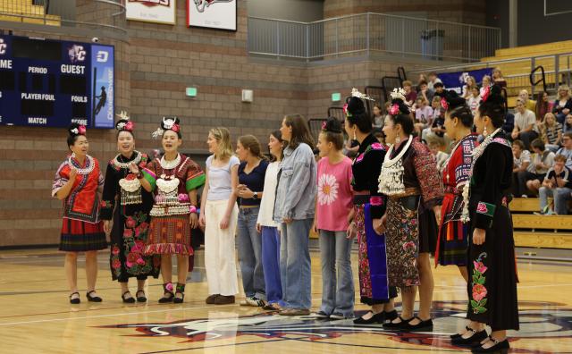 (261003) -- WASHINGTON, Oct. 3, 2026 (Xinhua) -- Members of "Auntie Basketball" interact with American students at Crimson Cliffs High School in Washington, Utah, the United States, Oct. 2, 2026.
  TO GO WITH "Feature: 'Auntie Basketball' brings Chinese culture to Utah high school" (Photo by Zeng Hui/Xinhua)