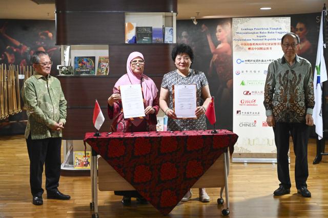 (261003) -- JAKARTA, Oct. 3, 2026 (Xinhua) -- A handover ceremony of books from Chinese publishing houses to National Library of Indonesia is held in Jakarta, Indonesia, Oct. 3, 2026.
  The National Library of Indonesia received a donation of 100 books from 11 Chinese publishing houses during a handover ceremony held here on Saturday. (Xinhua/Zulkarnain)
