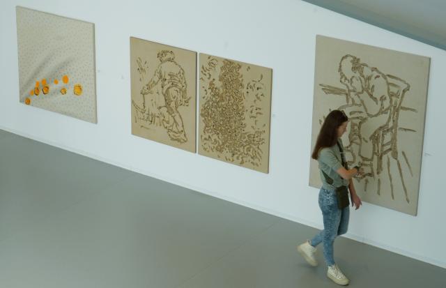 (261003) -- BRATISLAVA, Oct. 3, 2026 (Xinhua) -- A woman visits the Danubiana Meulensteen Art Museum in Bratislava, Slovakia, Oct. 3, 2026. (Xinhua/Liu Haodong)