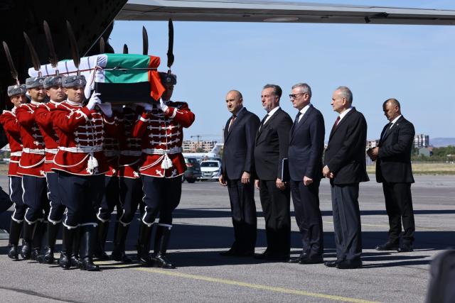 (261003) -- SOFIA, Oct. 3, 2026 (Xinhua) -- Bulgarian Prime Minister Rumen Radev (1st L) and other officials welcome the remains identified as those of Tsar Samuel, who ruled the First Bulgarian Empire from 997 to 1014, at the airport in Sofia, Bulgaria, Oct. 3, 2026. Greece and Bulgaria signed a protocol Saturday on the reciprocal handover of cultural artefacts, under which 48 Greek artefacts will return from Bulgaria, while Greece will hand over to Bulgaria the remains identified as those of medieval Bulgarian ruler Tsar Samuel, Greek national broadcaster ERT reported.
After the handover ceremony in Greece, the remains identified as those of Tsar Samuel, who ruled the First Bulgarian Empire from 997 to 1014, arrived in Bulgarian capital of Sofia on Saturday. (Photo by Bulgarian Government Information Service/Xinhua)