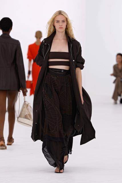 (261004) -- PARIS, Oct. 4, 2026 (Xinhua) -- A model presents a creation from the Womenswear Spring/Summer 2027 collections by Hermes during the Paris Fashion Week in Paris, France, Oct. 3, 2026. (MeetEurope/Handout via Xinhua)