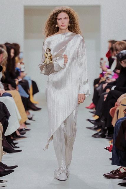 (261004) -- PARIS, Oct. 4, 2026 (Xinhua) -- A model presents a creation from the Womenswear Spring/Summer 2027 collections by Celine during the Paris Fashion Week in Paris, France, Oct. 3, 2026. (MeetEurope/Handout via Xinhua)