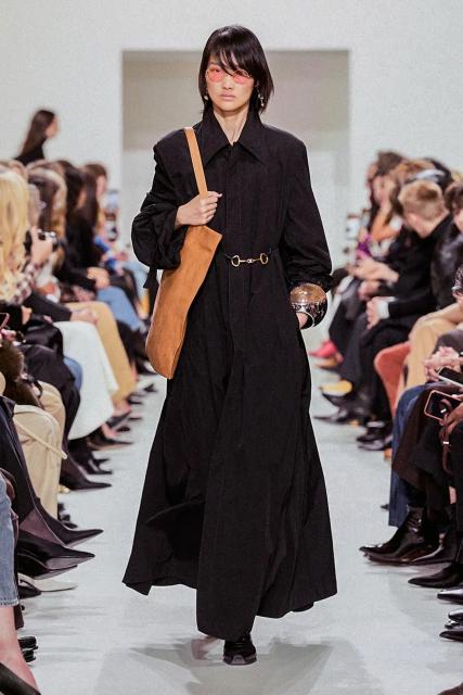 (261004) -- PARIS, Oct. 4, 2026 (Xinhua) -- A model presents a creation from the Womenswear Spring/Summer 2027 collections by Celine during the Paris Fashion Week in Paris, France, Oct. 3, 2026. (MeetEurope/Handout via Xinhua)