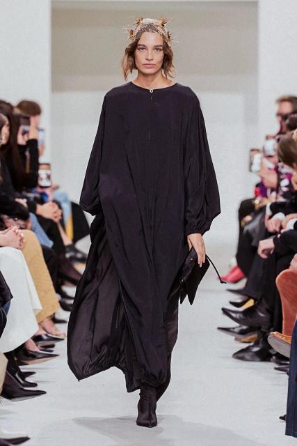 (261004) -- PARIS, Oct. 4, 2026 (Xinhua) -- A model presents a creation from the Womenswear Spring/Summer 2027 collections by Celine during the Paris Fashion Week in Paris, France, Oct. 3, 2026. (MeetEurope/Handout via Xinhua)