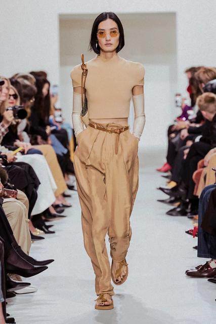 (261004) -- PARIS, Oct. 4, 2026 (Xinhua) -- A model presents a creation from the Womenswear Spring/Summer 2027 collections by Celine during the Paris Fashion Week in Paris, France, Oct. 3, 2026. (MeetEurope/Handout via Xinhua)