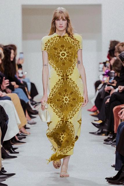 (261004) -- PARIS, Oct. 4, 2026 (Xinhua) -- A model presents a creation from the Womenswear Spring/Summer 2027 collections by Celine during the Paris Fashion Week in Paris, France, Oct. 3, 2026. (MeetEurope/Handout via Xinhua)
