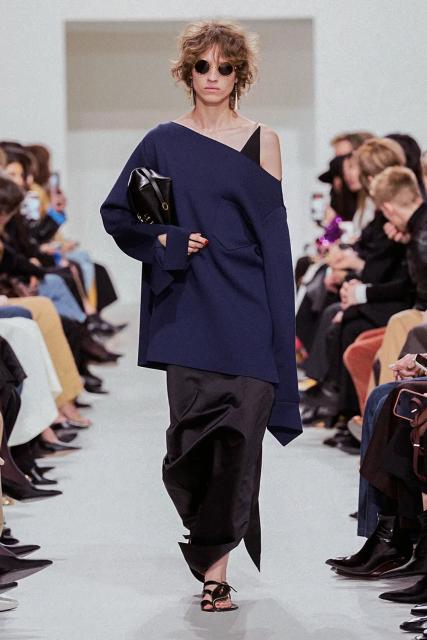 (261004) -- PARIS, Oct. 4, 2026 (Xinhua) -- A model presents a creation from the Womenswear Spring/Summer 2027 collections by Celine during the Paris Fashion Week in Paris, France, Oct. 3, 2026. (MeetEurope/Handout via Xinhua)