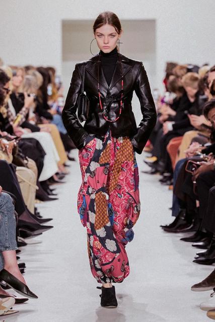 (261004) -- PARIS, Oct. 4, 2026 (Xinhua) -- A model presents a creation from the Womenswear Spring/Summer 2027 collections by Celine during the Paris Fashion Week in Paris, France, Oct. 3, 2026. (MeetEurope/Handout via Xinhua)