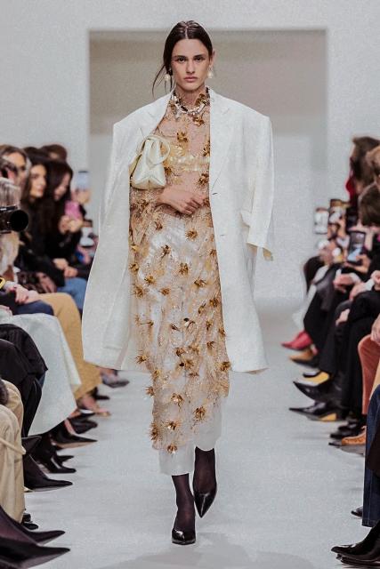 (261004) -- PARIS, Oct. 4, 2026 (Xinhua) -- A model presents a creation from the Womenswear Spring/Summer 2027 collections by Celine during the Paris Fashion Week in Paris, France, Oct. 3, 2026. (MeetEurope/Handout via Xinhua)