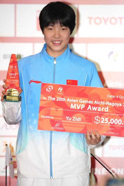 (261004) -- NAGOYA, Oct. 4, 2026 (Xinhua) -- Chinese swimmer Yu Zidi poses with the award for the most valuable player (MVP) of the 20th Asian Games during the awarding ceremony at the 20th Asian Games Aichi-Nagoya 2026 in Nagoya, Japan, Oct. 4, 2026. (Xinhua/Hou Zhaokang)