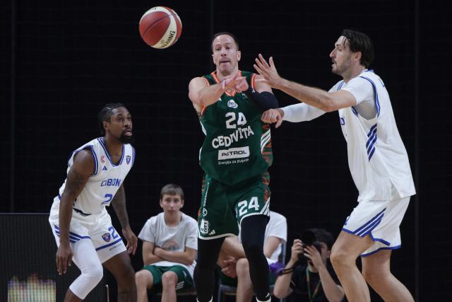 (261004) -- LJUBLJANA, Oct. 4, 2026 (Xinhua) -- David Skara (C) of Cedevita Olimpija competes during the ABA Basketball League Season 2026/27-Group A ROUND 2 match between Cedevita Olimpija and Cibona at Mala dvorana Tivoli in Ljubljana, Slovenia, Oct. 3, 2026. (Photo by Zeljko Stevanic/Xinhua)