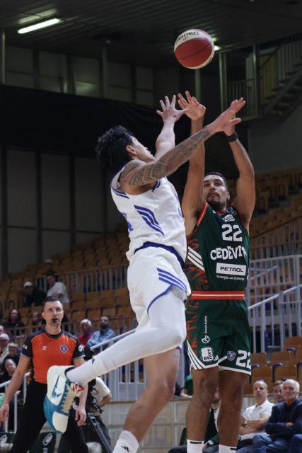 (261004) -- LJUBLJANA, Oct. 4, 2026 (Xinhua) -- Noah Arthur Kirkwood (R) of Cedevita Olimpija shoots the ball during the ABA Basketball League Season 2026/27-Group A ROUND 2 match between Cedevita Olimpija and Cibona at Mala dvorana Tivoli in Ljubljana, Slovenia, Oct. 3, 2026. (Photo by Zeljko Stevanic/Xinhua)