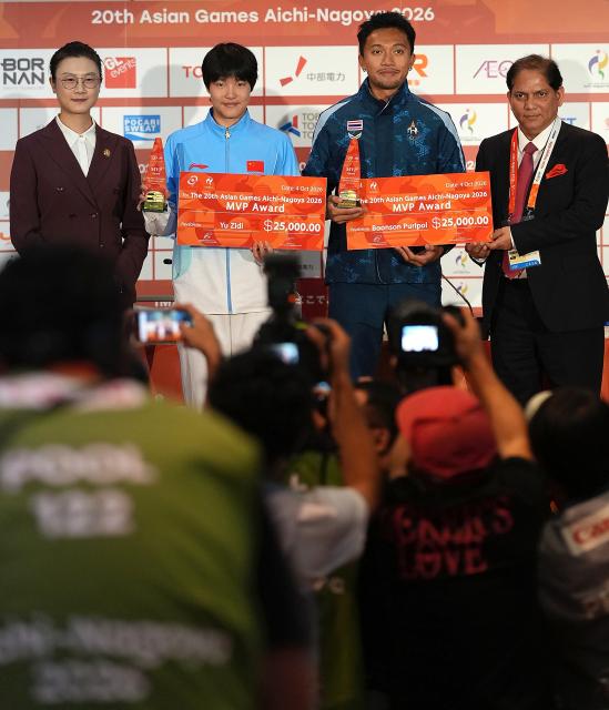 (261004) -- NAGOYA, Oct. 4, 2026 (Xinhua) -- Chinese swimmer Yu Zidi (2nd L) and Thai sprinter Puripol Boonson (2nd R), the most valuable players (MVP) of the 20th Asian Games, pose with Ding Ning (1st L), chair of the Athletes' Committee of the Olympic Council of Asia (OCA), and Vinod Kumar Tiwari, deputy director general of the OCA, during the awarding ceremony at the 20th Asian Games Aichi-Nagoya 2026 in Nagoya, Japan, Oct. 4, 2026. (Xinhua/Hou Zhaokang)