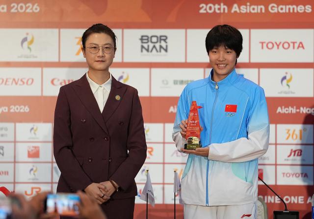 (261004) -- NAGOYA, Oct. 4, 2026 (Xinhua) -- Chinese swimmer Yu Zidi (R), the most valuable player (MVP) of the 20th Asian Games, poses with Ding Ning, chair of the Athletes' Committee of the Olympic Council of Asia (OCA) during the awarding ceremony at the 20th Asian Games Aichi-Nagoya 2026 in Nagoya, Japan, Oct. 4, 2026. (Xinhua/Hou Zhaokang)