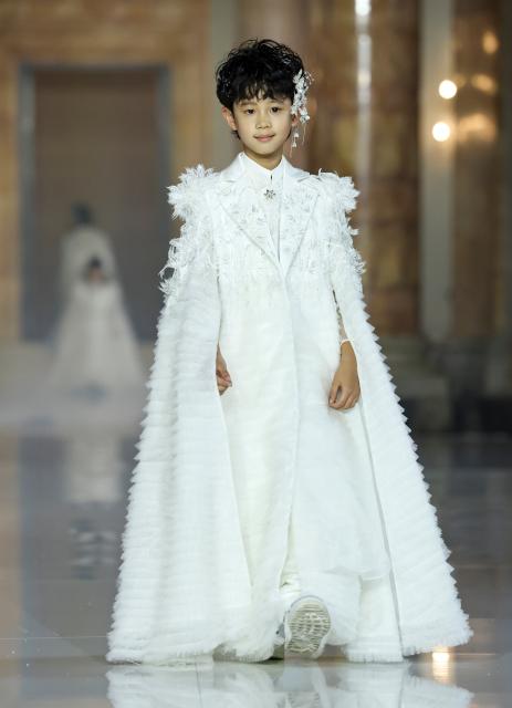 (261004) -- ROME, Oct. 4, 2026 (Xinhua) -- A model presents a creation from Spring/Summer 2027 collections of Chinese brand Heaven Gaia at the Colonna Palace in Rome, Italy, Oct. 3, 2026. (Xinhua/Li Jing)