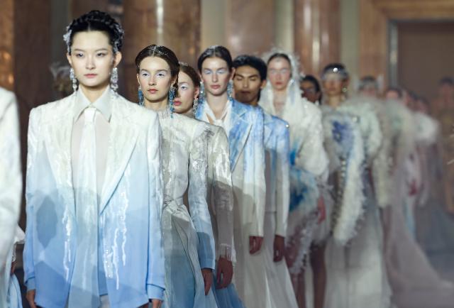 (261004) -- ROME, Oct. 4, 2026 (Xinhua) -- Models present creations from Spring/Summer 2027 collections of Chinese brand Heaven Gaia at the Colonna Palace in Rome, Italy, Oct. 3, 2026. (Xinhua/Li Jing)