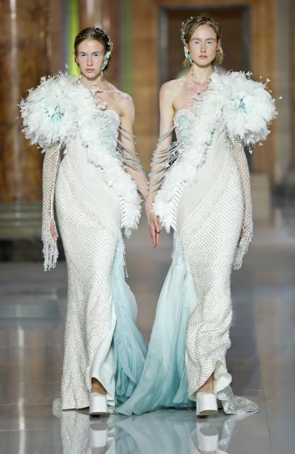 (261004) -- ROME, Oct. 4, 2026 (Xinhua) -- Models present creations from Spring/Summer 2027 collections of Chinese brand Heaven Gaia at the Colonna Palace in Rome, Italy, Oct. 3, 2026. (Xinhua/Li Jing)