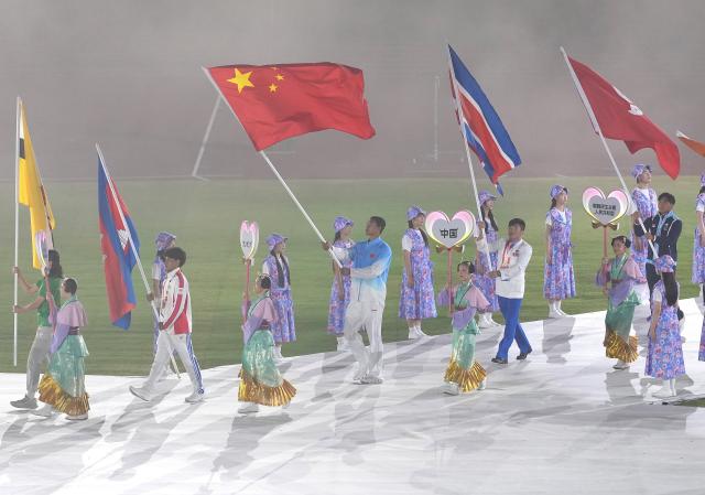 (261004) -- NAGOYA, Oct. 4, 2026 (Xinhua) -- Flag-bearer of the delegation of China Bi Kun parades into the stadium during the closing ceremony of the 20th Asian Games Aichi-Nagoya 2026 in Nagoya, Japan, Oct. 4, 2026. (Xinhua/Luo Yuan)