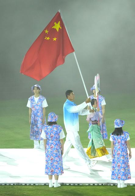 (261004) -- NAGOYA, Oct. 4, 2026 (Xinhua) -- Flag-bearer of the delegation of China Bi Kun parades into the stadium during the closing ceremony of the 20th Asian Games Aichi-Nagoya 2026 in Nagoya, Japan, Oct. 4, 2026. (Xinhua/Jia Yuchen)