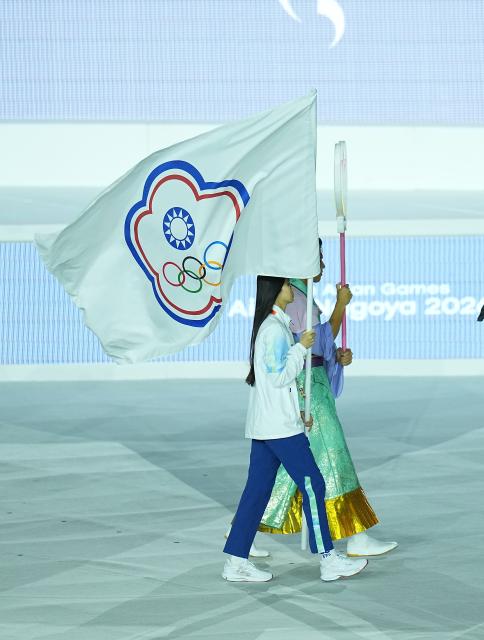 (261004) -- NAGOYA, Oct. 4, 2026 (Xinhua) -- Flag-bearer of the delegation of Chinese Taipei parades into the stadium during the closing ceremony of the 20th Asian Games Aichi-Nagoya 2026 in Nagoya, Japan, Oct. 4, 2026. (Xinhua/Cheong Kam Ka)