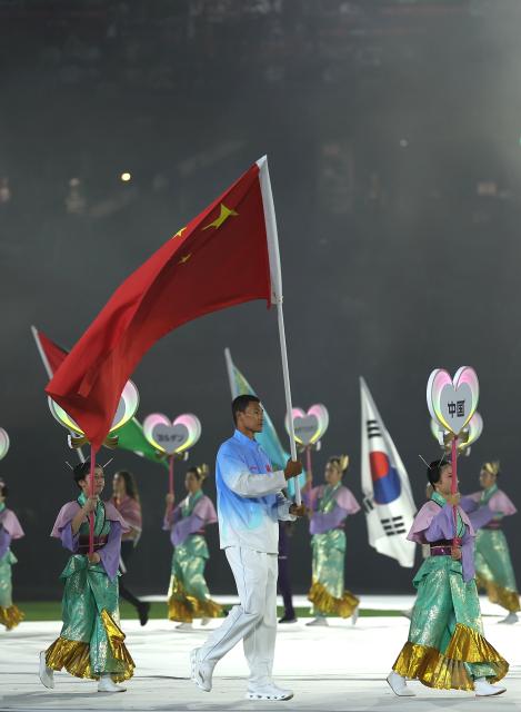 (261004) -- NAGOYA, Oct. 4, 2026 (Xinhua) -- Flag-bearer of the delegation of China Bi Kun parades into the stadium during the closing ceremony of the 20th Asian Games Aichi-Nagoya 2026 in Nagoya, Japan, Oct. 4, 2026. (Xinhua/Jia Haocheng)