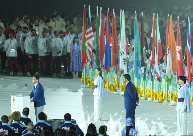 (261004) -- NAGOYA, Oct. 4, 2026 (Xinhua) -- Ohmura Hideaki (L), president of the Aichi-Nagoya Asian Games and Asian Para Games Organizing Committee, gives a speech during the closing ceremony of the 20th Asian Games Aichi-Nagoya 2026 in Nagoya, Japan, Oct. 4, 2026. (Xinhua/Cheong Kam Ka)