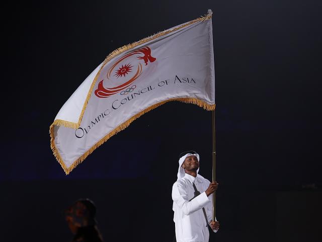 (261004) -- NAGOYA, Oct. 4, 2026 (Xinhua) -- Mutaz Essa Barshim of Qatar carries the flag of Olympic Council of Asia (OCA) during the closing ceremony of the 20th Asian Games Aichi-Nagoya 2026 in Nagoya, Japan, Oct. 4, 2026. (Xinhua/Jia Haocheng)