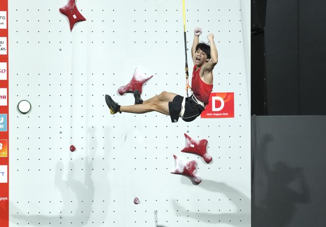 (261004) -- NAGOYA, Oct. 4, 2026 (Xinhua) -- Chu Shouhong of China celebrates after the men's speed 4 final of Sport Climbing at the 20th Asian Games Aichi-Nagoya 2026 in Nagoya, Japan, Oct. 1, 2026. (Xinhua/Jia Yuchen)