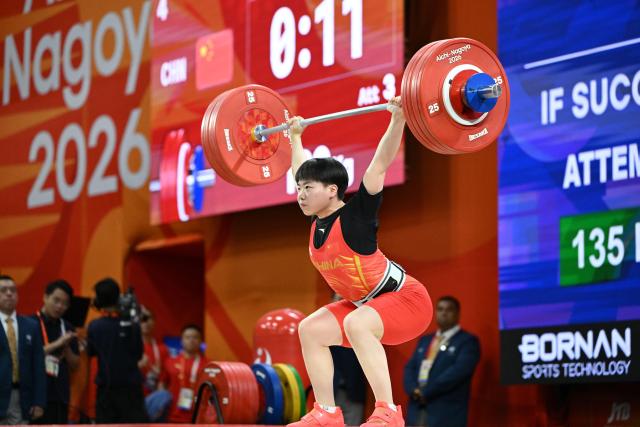 (261004) -- NAGOYA, Oct. 4, 2026 (Xinhua) -- Yang Liuyue of China competes during the women's 61kg final of Weightlifting at the 20th Asian Games Aichi-Nagoya 2026 in Nagoya, Japan, Sept. 25, 2026. (Xinhua/Yu Yang)