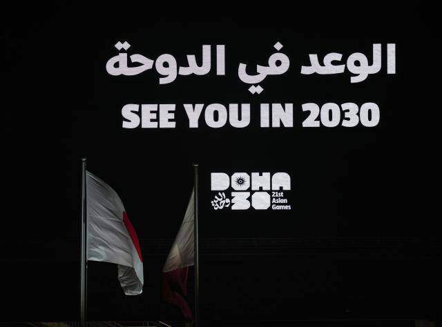 (261004) -- NAGOYA, Oct. 4, 2026 (Xinhua) -- This photo taken on Oct. 4, 2026 shows the performance of Qatar, the host country of the next Asian Games, during the closing ceremony of the 20th Asian Games Aichi-Nagoya 2026 in Nagoya, Japan. (Xinhua/Chen Zeguo)