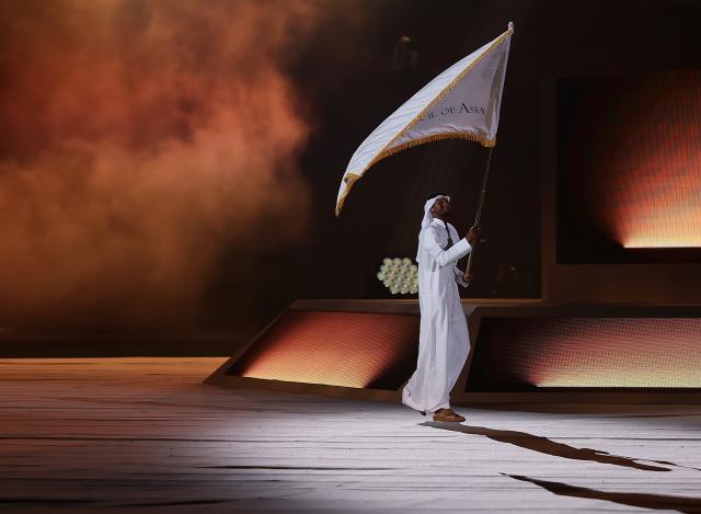 (261004) -- NAGOYA, Oct. 4, 2026 (Xinhua) -- Mutaz Essa Barshim of Qatar carries the flag of Olympic Council of Asia (OCA) during the closing ceremony of the 20th Asian Games Aichi-Nagoya 2026 in Nagoya, Japan, Oct. 4, 2026. (Xinhua/Jia Haocheng)