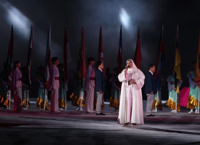 (261004) -- NAGOYA, Oct. 4, 2026 (Xinhua) -- Dana Al Meer sings national anthem of Qatar during the closing ceremony of the 20th Asian Games Aichi-Nagoya 2026 in Nagoya, Japan, Oct. 4, 2026. (Xinhua/Jia Haocheng)