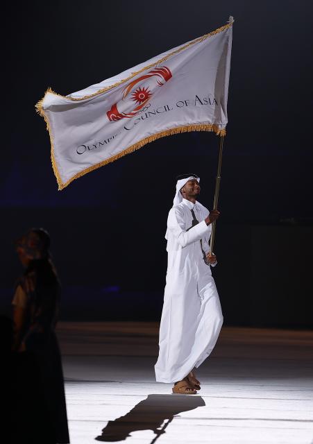 (261004) -- NAGOYA, Oct. 4, 2026 (Xinhua) -- Mutaz Essa Barshim of Qatar carries the  the flag of Olympic Council of Asia (OCA) during the closing ceremony of the 20th Asian Games Aichi-Nagoya 2026 in Nagoya, Japan, Oct. 4, 2026. (Xinhua/Jia Haocheng)